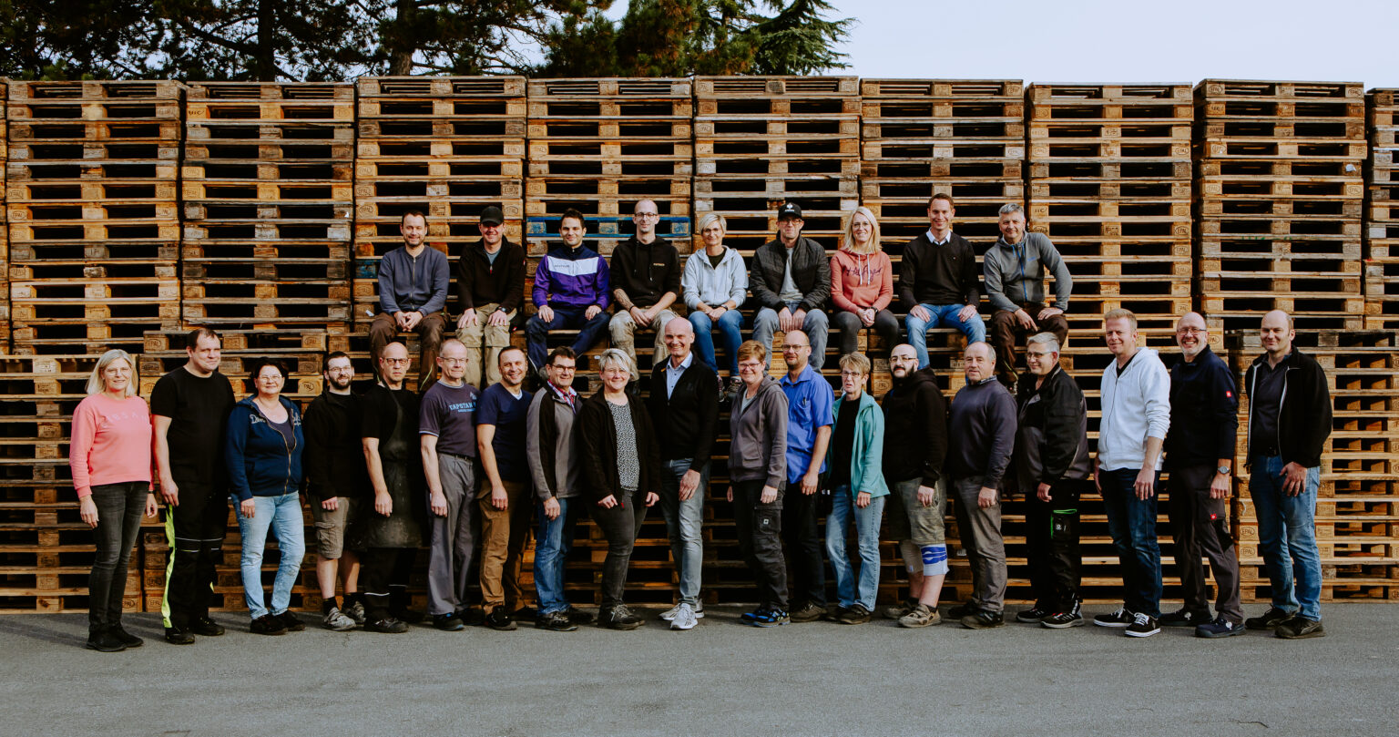 Das Team der Langhorst GmbH vor Paletten