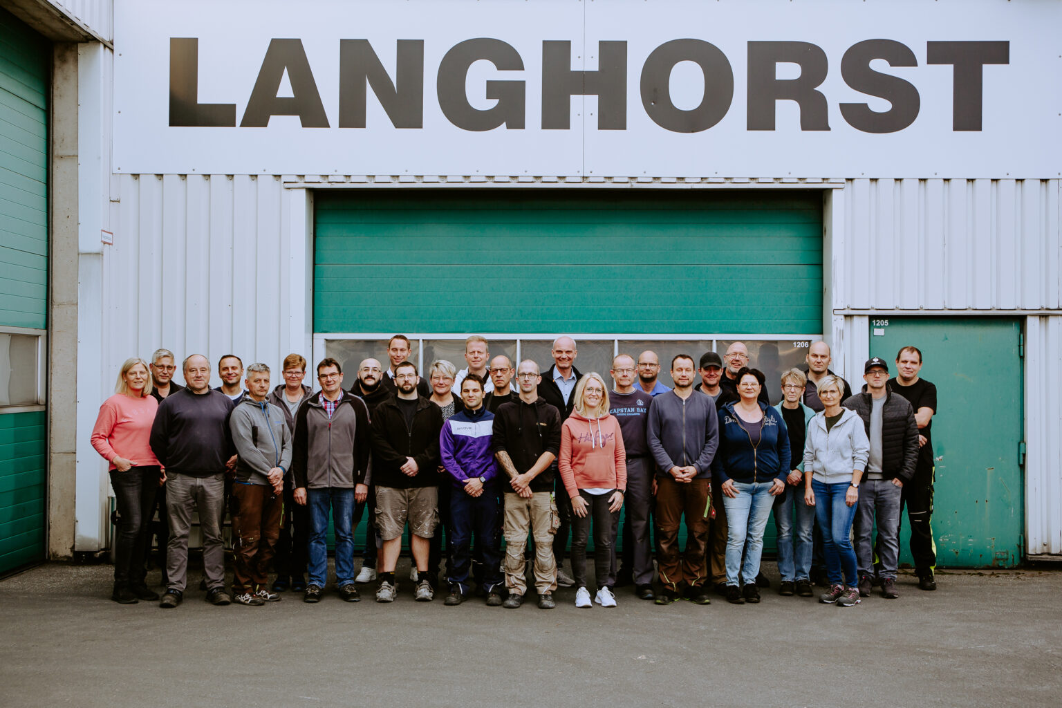Das Team der Langhorst GmbH vor dem Firmengebäude