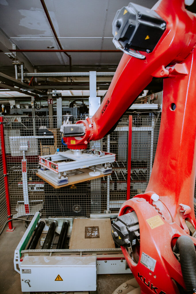 Roboterarm an der Fertigungslinie